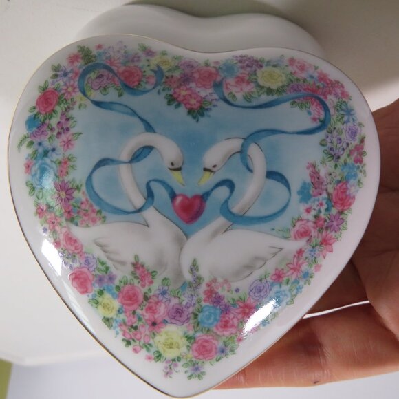 Swan Heart Ceramic Jewelry Box Music Box "Love is a many Splendored Thing" - Picture 3 of 9